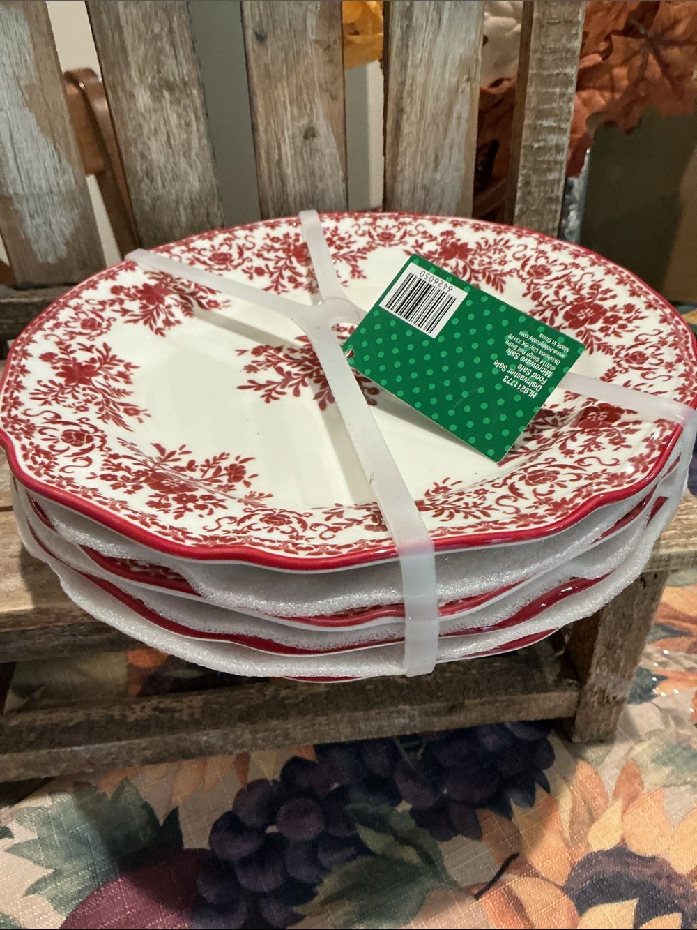 Christmas Toile Salad Plates - Dark Red - Set of 4.
No Bundling! - Picture 4 of 4